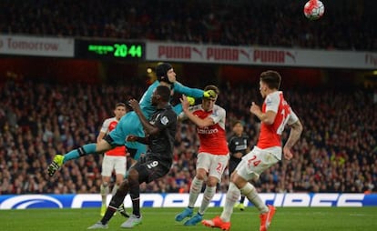 Petr Cech despeja un balón ante Benteke.