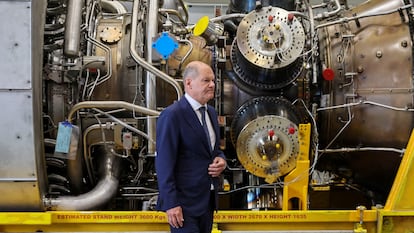 Olaf Scholz junto a la turbina del Nord Stream 1, este miércoles en Mülheim an der Ruhr.