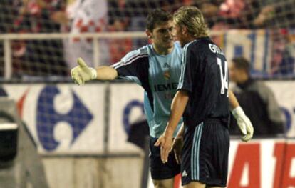 Casillas y Guti discuten tras el tercer gol del Sevilla.