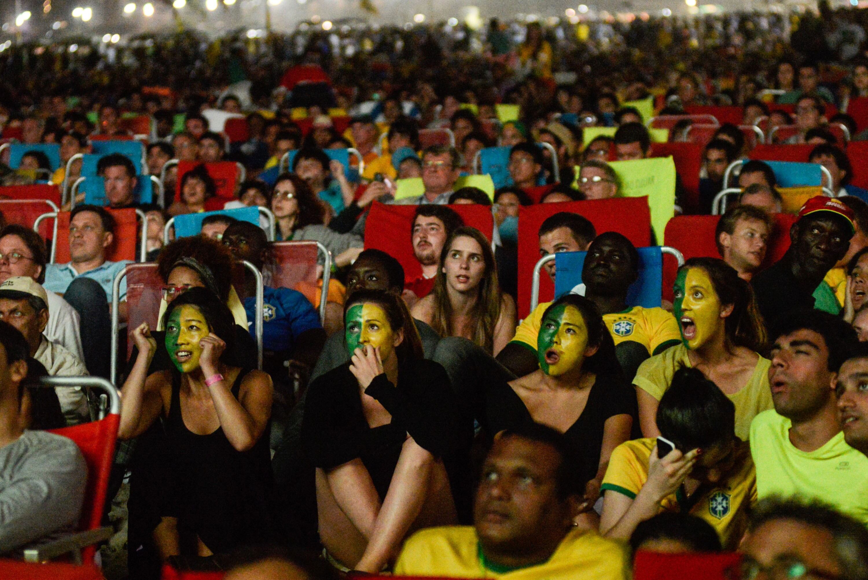 Aficionados de la selección de Brasil viendo un partido de la Copa Mundial 2014, en una playa de Río de Janeiro.
