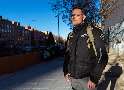 Francisco del Sol Bermejo, vicesecretario del sindicato de maquinistas de metro Madrid y presidente del comité de empresa de Metro de Madrid, afuera de la oficina del metro en enero de 2025. 