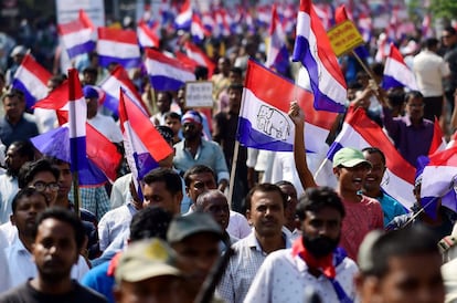 Simpatizantes del partido Asom Gana Parishad (AGP) participan en una protesta durante la huelga convocada en Assam (India).