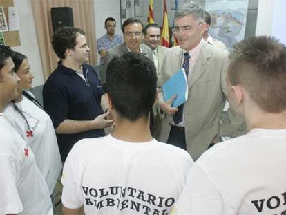 Diego Macià y Juan José Moragues, ayer en Elche, con voluntarios en la sede de Cruz Roja.