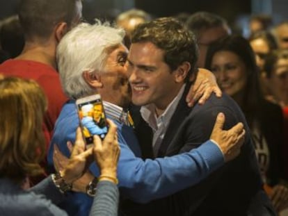 Casado agita un posible pacto de Rivera con el PSOE, mientras este acusa a los populares de entregarse en el pasado al nacionalismo