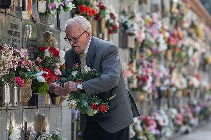 Un anciano visita el nicho de un ser querido en el cementerio viejo de Alcalá de Henares, en Madrid. 