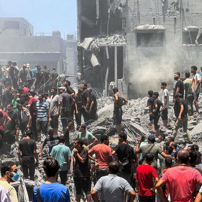 Palestinians search for casualties at the site of Israeli strikes on houses, amid Israel-Hamas conflict, at Al Shati refugee camp in Gaza City, June 22, 2024. REUTERS/Ayman Al Hassi     TPX IMAGES OF THE DAY