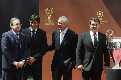 El presidente del FC Barcelona, Joan Laporta (izqda) posa con el trofeo de Liga de Campeones junto a Cruyff, Raúl y Florentino Pérez