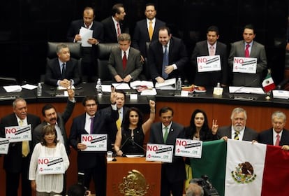 Senadores del PRD protestan para impedir la aprobaci&oacute;n de la reforma.