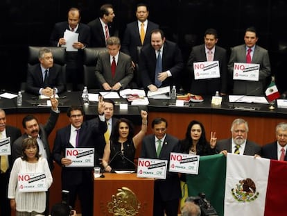 Senadores del PRD protestan para impedir la aprobaci&oacute;n de la reforma.