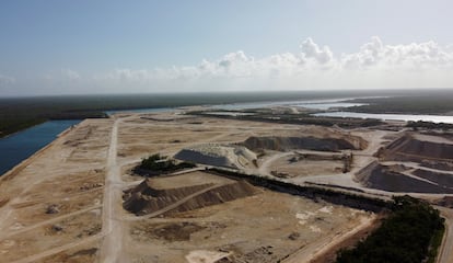 Vista aérea de la mina de piedra caliza de Vulcan Materials en Calica, Quintana Roo, en mayo de 2022.