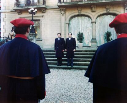 Adolfo Suárez es recibido por el 'lehendakari' Carlos Garaikoetxea el 9 de diciembre de 1980 en el palacio de Ajuria Enea durante la visita de tres días que realizó a Euskadi, un año que se cerró con 92 asesinatos de ETA.