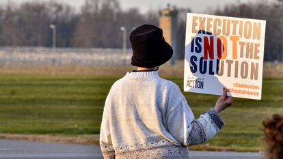 Un activista sujeta un cartel contra la pena capital en Terre Haute (Indiana) a finales de 2020, cuando Trump orden que se reanudaran las ejecuciones de presos en el corredor de la muerte federal.