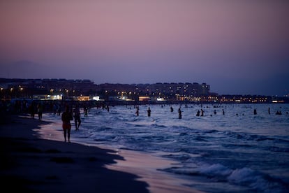 Numerosos bañistas en la playa de la Malvarrosa de Valencia, a principios de agosto, para paliar el calor.