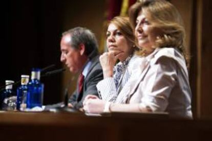 La presidenta de Castilla-La Mancha, María Dolores de Cospedal,c, acompañada por la secretaria de Estado de Empleo, Engracia Hidalgo (dcha) y el presidente de la patronal FEDETO, Ámgel Nicolás (izda).