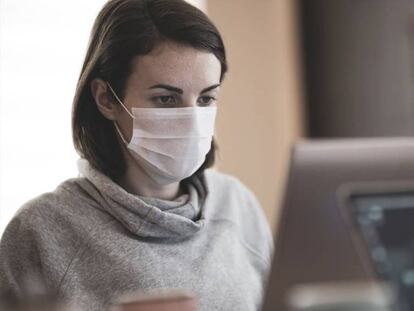 Trabajando con mascarilla.