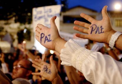 Seguidores del candidato a presidente Juan Manuel Santos piden la paz en el cierre de la campaña electoral en Rionegro, Colombia.