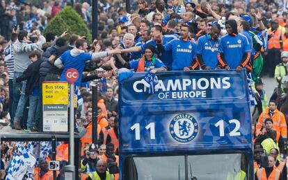 Los jugadores del Chelsea, a bordo de un autobús, celebran el triunfo continental rodeados de seguidores del equipo londinense.