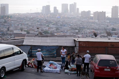 Residentes de Iquique se preparan para pasar la noche fuera de sus casas, 2 de abril de 2014.