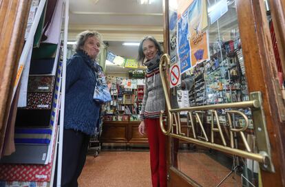 Fernanda (d) y Ana Salazar (i), propietarias de la papelería centenaria que cerrará a mediados del mes de febrero.