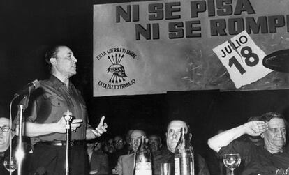 Valladolid, 13 de junio de 1975. Blas Piñar pronuncia un discurso en un acto político celebrado en el teatro Valladolid.