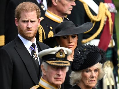 Meghan Markle, duquesa de Sussex, lloraba mientras asistía junto al príncipe Enrique, la reina Camilla y el rey Carlos al funeral de Estado y al entierro de la reina Isabel, el lunes.