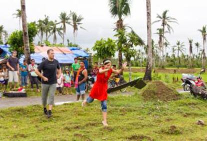Un dron vuela en Tacloban (Filipinas). El aparato aportó información en tiempo real tras el tifón Haiyan de 2013. Abajo: Ciudadanos filipinos participan en el lanzamiento de un dron de la ONG Medair. Las imágenes aéreas permitieron valorar daños y planificar la ayuda tras el tifón Haiyan.