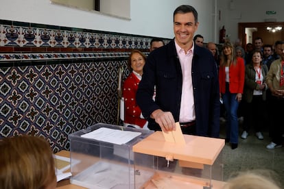 El presidente del Gobierno, Pedro Sánchez, ejerce su derecho al voto en el colegio Nuestra Señora del Buen Consejo, durante las elecciones locales municipales y autonómicas.