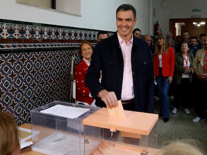 El presidente del Gobierno, Pedro Sánchez, ejerce su derecho al voto en el colegio Nuestra Señora del Buen Consejo, durante las elecciones locales municipales y autonómicas.