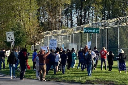 Protesta de la UFW en el centro de detención de Batavia, el 2 de mayo.