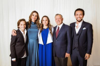 Miembros de la familia real de Jordania, en Amán en 2018. A la derecha, el rey Abdalá y el príncipe heredero Husein.