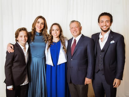 Miembros de la familia real de Jordania, en Amán en 2018. A la derecha, el rey Abdalá y el príncipe heredero Husein.