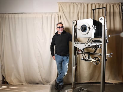 José Manuel Magano, en su estudio fotográfico en Madrid, el 30 de enero.