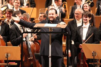 Andris Nelsons saluda desde el podio al final del concierto.