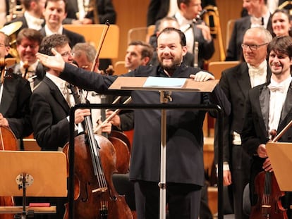 Andris Nelsons saluda desde el podio al final del concierto.