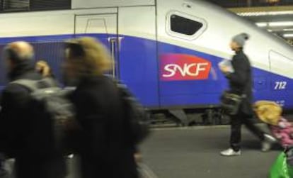 Pasajeros se apresuran a tomar un tren antes de las ocho en punto, en el Gare de Lyon, en París (Francia), donde los trabajadores del ferrocarril comenzaron una huelga. EFE/Archivo