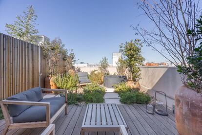 Terraza del dormitorio principal con hamacas y jacuzzi.