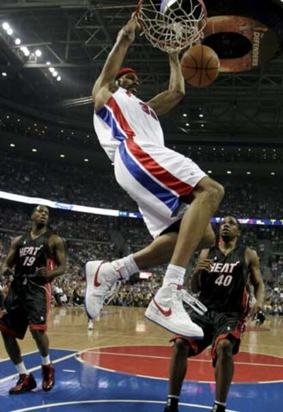 Wallace, de los Pistons, machaca el aro de Miami.