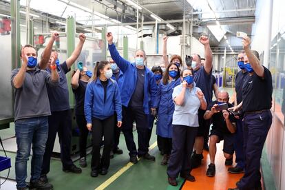 Trabajadores deIndústries Teixidó de Riudecols (Tarragona) celebran el primer premio.