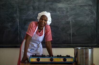 Fatimata Wone, vecina de una aldea cercana a Podor. Tiene 40 años y es una de las 24 alumnas del curso de valorización de productos alimentarios locales que se imparte en el Centro de Formación Profesional de la ciudad. "En clase hay jóvenes y adultas que vienen de los pueblos. Me enteré del curso porque lo escuché y yo, que estoy casada, creo que esto es importante. Soy trabajadora social, pero no tengo trabajo y esto me puede servir para encontrar uno", explica Wone. De hecho, cree que con apoyo financiero, el grupo de estudiantes podría montar una pequeña empresa de transformación. "Pero todavía no lo hemos hablado".