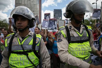 Un cordón policial separa al grupo de seguidores del líder opositor condenado, Leopoldo López, que se enfrentaba a otro grupo oficialista frente al Palacio de Justicia de Venezuela mientras esperaban la sentencia.