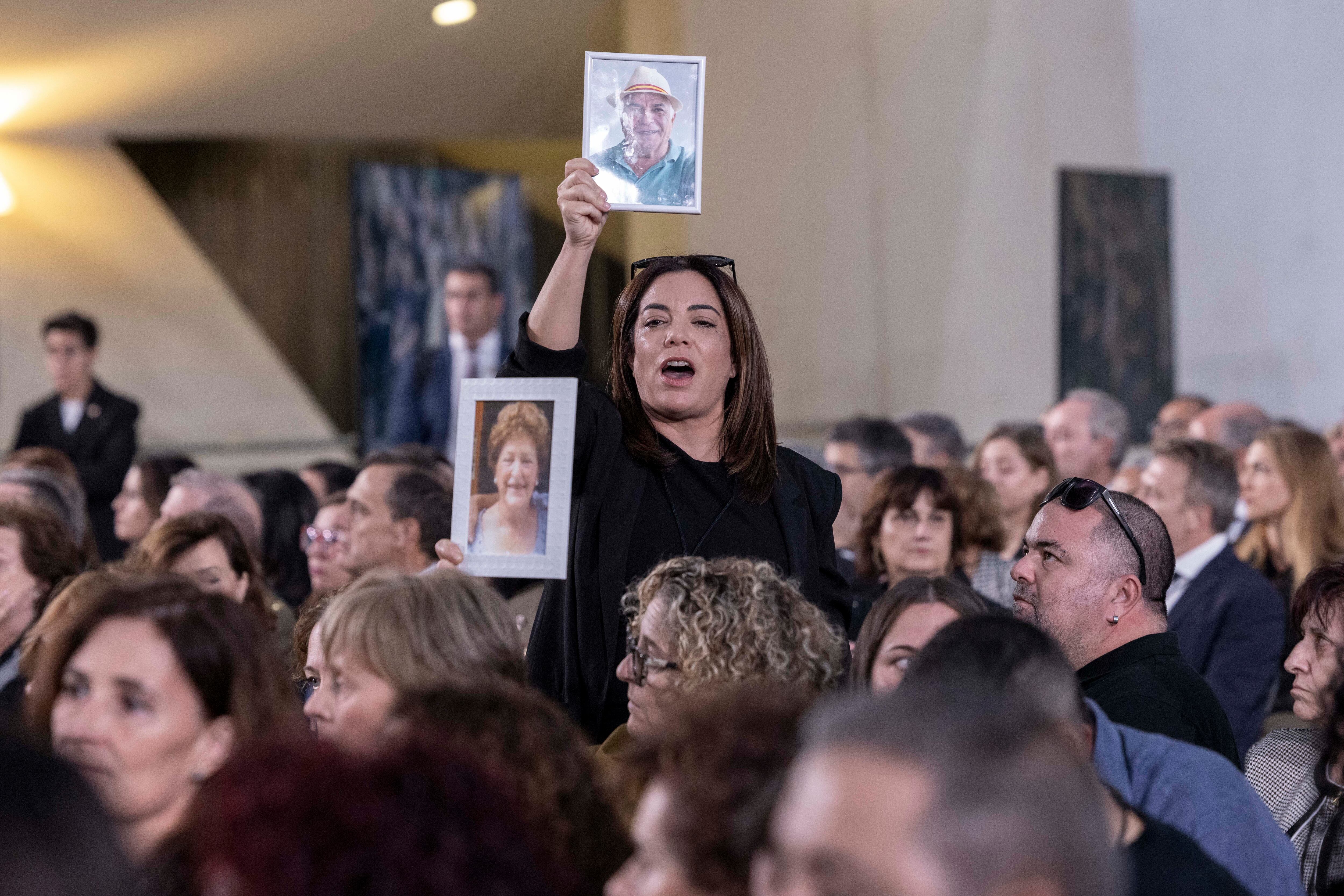 Familiares de las víctimas increpan a Mazón durante el funeral de Estado en memoria de las víctimas de las inundaciones ocurridas hace un año, en la Ciudad de las Artes y las Ciencias de Valencia, España, el 29 de octubre de 2025.