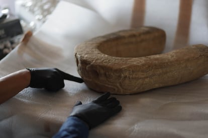 El yugo de piedra sedimentada devuelto por Austria a México.