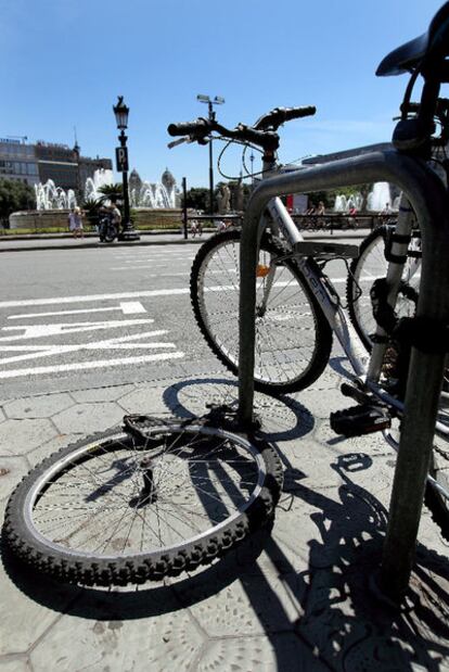 Una rueda atada, rastro del robo de una bicicleta en la plaza de Catalunya.