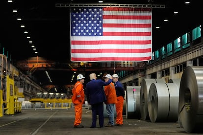 Donald Trump, este viernes en su visita a una planta de U.S. Steel en West Mifflin (Pensilvania).