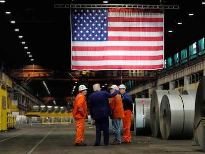 Donald Trump, este viernes en su visita a una planta de U.S. Steel en West Mifflin (Pensilvania).