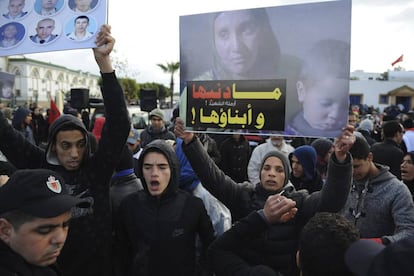 Familiares de los muertos en el campamento de Gdaim Izik reclaman justicia frente a la corte del tribunal, donde comenz&oacute; el juicio contra 24 saharauis, en Sal&eacute;, cerca de Rabat.