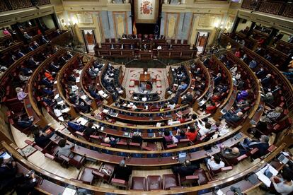 Vista general del hemiciclo durante la intervención de Santiago Abascal.