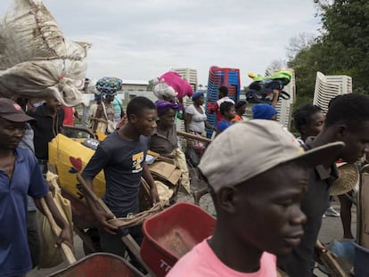 Personas cruzan desde Ouanaminthe, Haití, hacia el Mercado Fronterizo en Dajabón, República Dominicana.