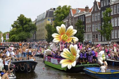 La especial geografía urbana de Ámsterdam permite que su desfile del Orgullo (este año se celebra el 4 de agosto) discurra por el agua, con decenas de barcos (llegan a los 80) decorados en lugar del típico desfile de carrozas. Empiezan en el Scheepvaartmuseum y navegan hacia el río Amstel, desde donde toman el canal Prinsengracht, hacia el de Westerdok. Arropado todo por actividades culturales (con exposiciones y proyecciones de películas) y mucha fiesta callejera, especialmente en las calles Reguliersdwarsstraat y Zeedijk, o en las plazas Rembrandtplein y Nieuwmarkt. Más información: <a href="https://www.amsterdamgaypride.nl/" target="_blank">amsterdamgaypride.nl</a>