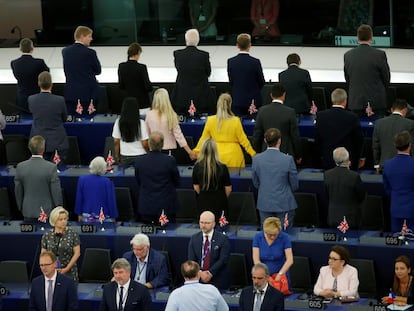 Los eurodiputados del Partido del Brexit se ponen de espaldas al sonar el himno europeo, durante la primera sesión plenaria del Parlamento Europeo en Estrasburgo (Francia) tras las elecciones de mayo de 2019.